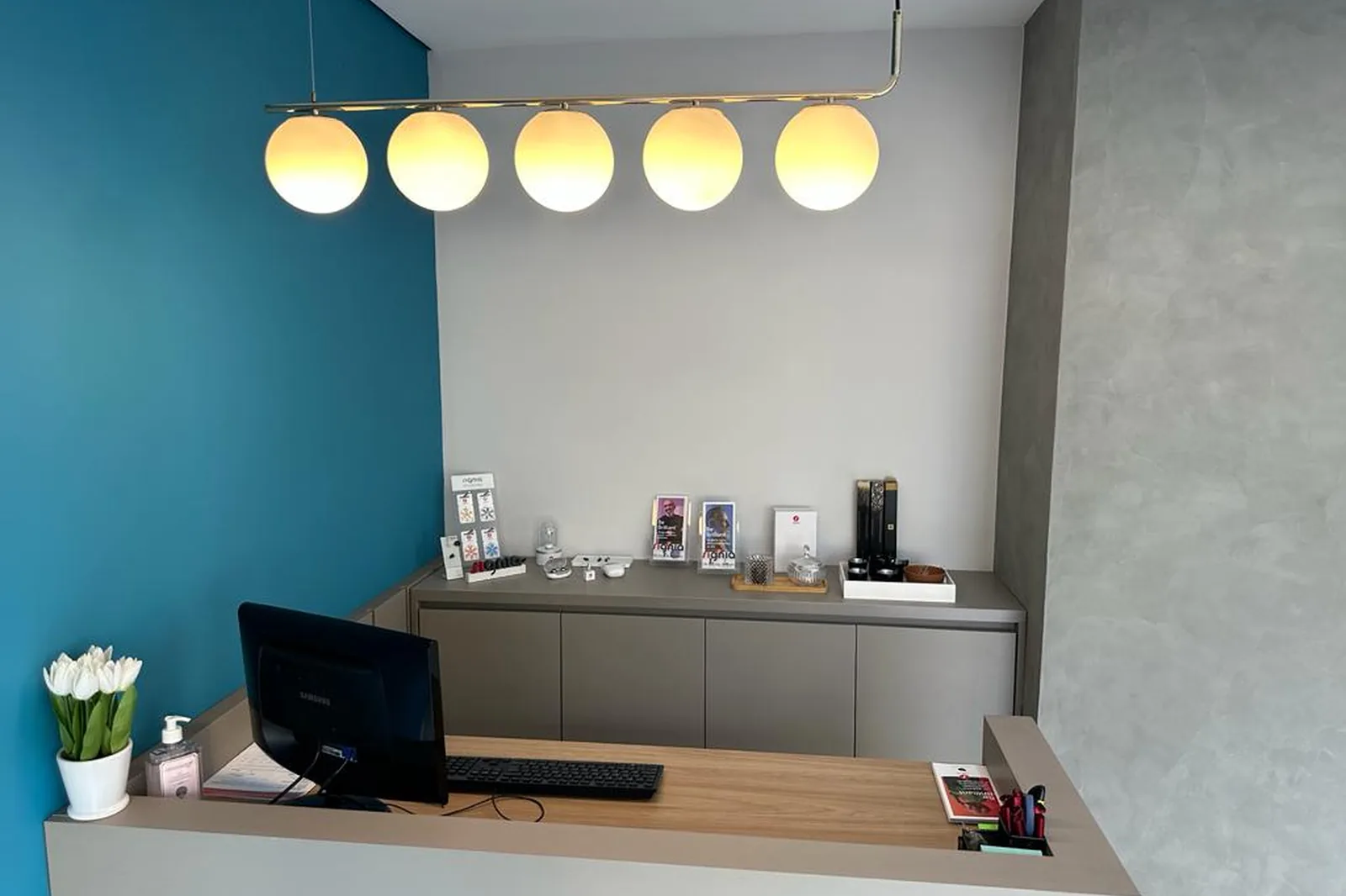 Interior da unidade Acurys de Araraquara — vitrine de aparelhos auditivos