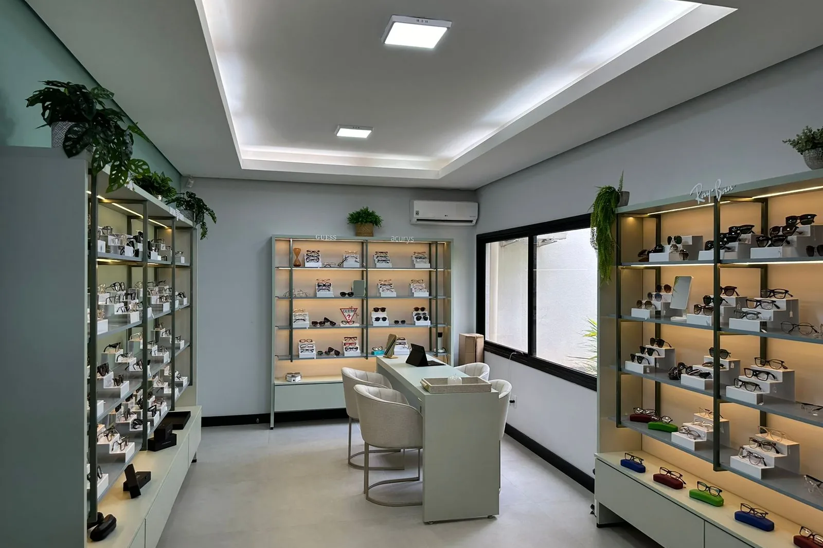 Interior da unidade Acurys de Bauru — vitrine de aparelhos auditivos