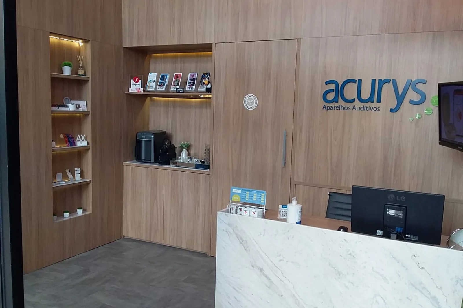 Interior da unidade Acurys de Botucatu — vitrine de aparelhos auditivos