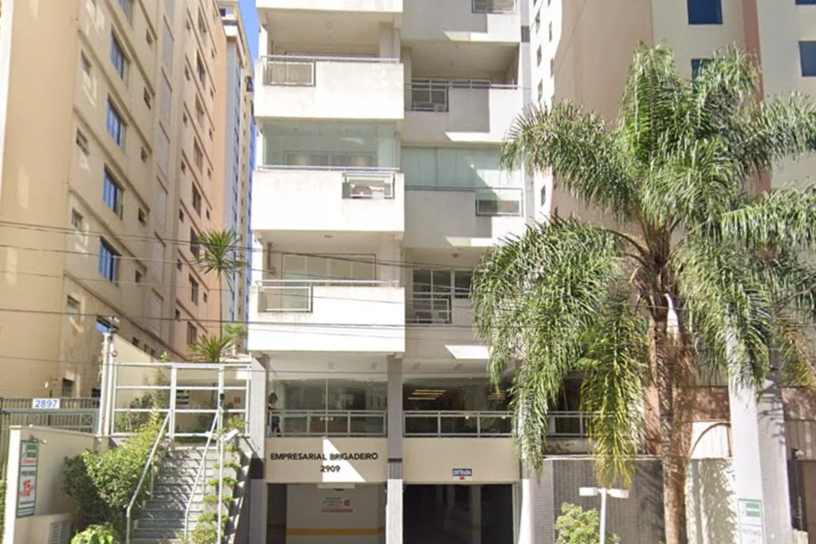 Interior da unidade Acurys de Jardins — vitrine de aparelhos auditivos