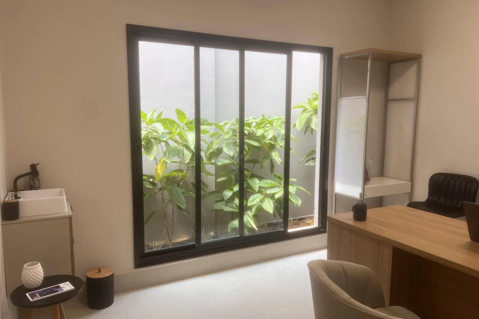 Interior da unidade Acurys de Limeira — vitrine de aparelhos auditivos