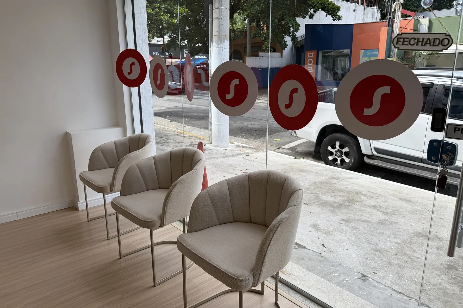 Interior da unidade Acurys de Moema — vitrine de aparelhos auditivos