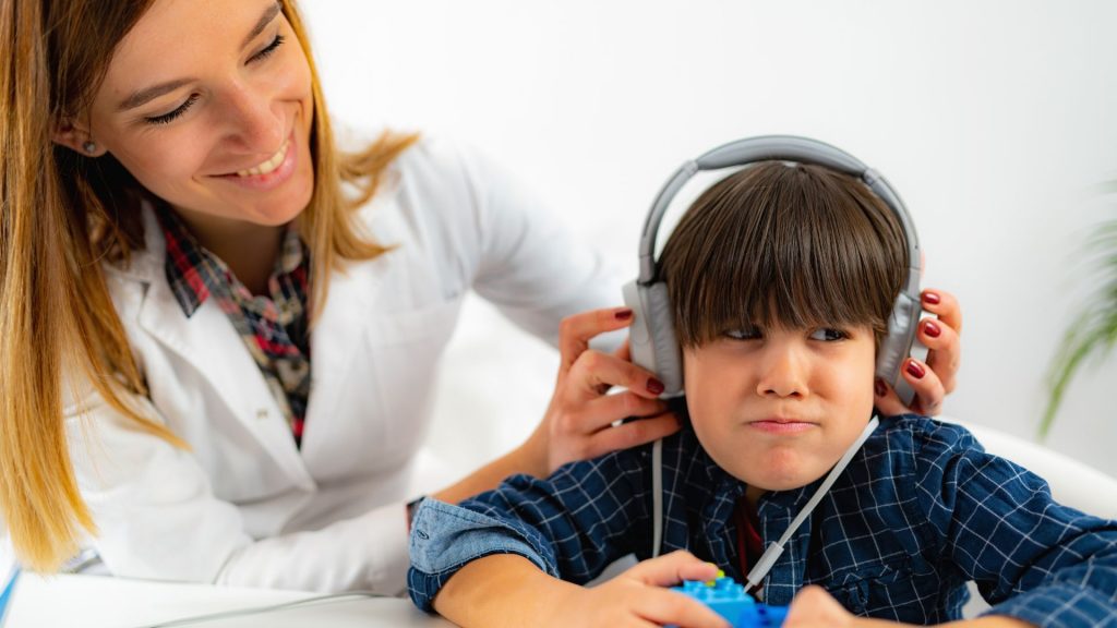 Casos de perda auditiva em crianças podem ser evitados